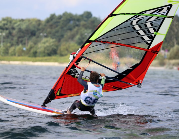 Wiatr, woda i IT. Intratel sponsorem Ligi Windsurfingu